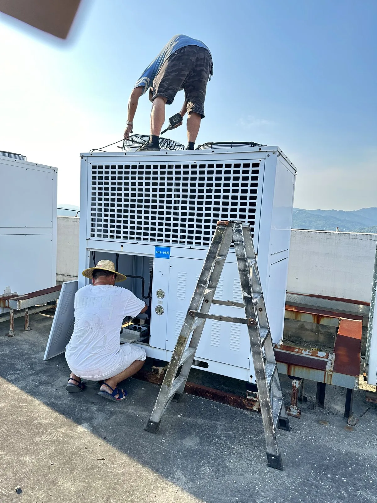 屋面成排风冷模块机组安装 · 多台并联组网与整机调试 现场记录 6