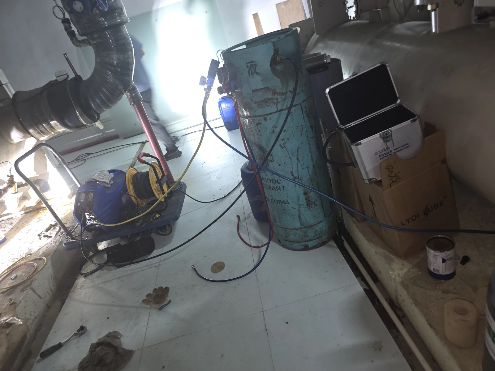麦克维尔螺杆式冷水机组系统进水检修 · 油侵水管路排查与压力复测 现场记录 2