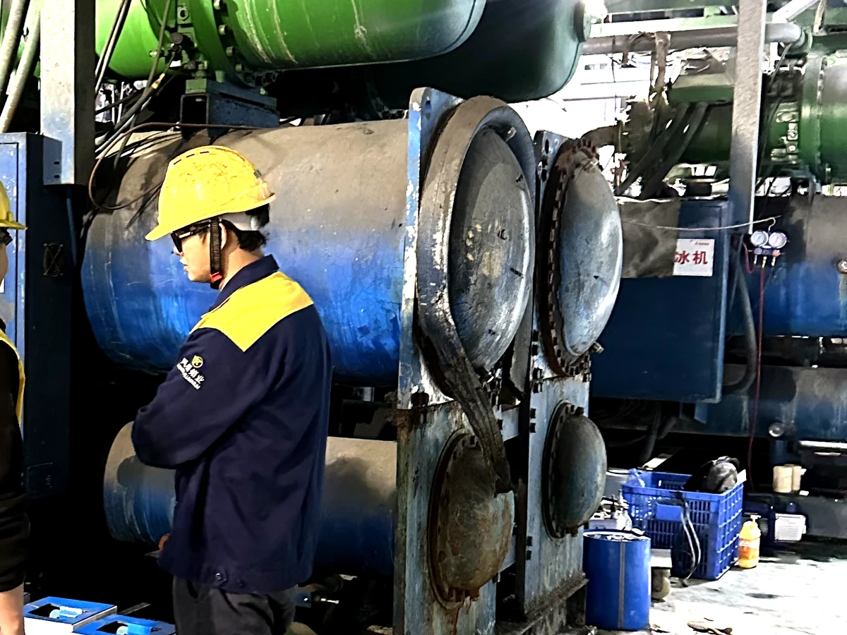 螺杆式冷水机组现场实拍 · 工业厂房